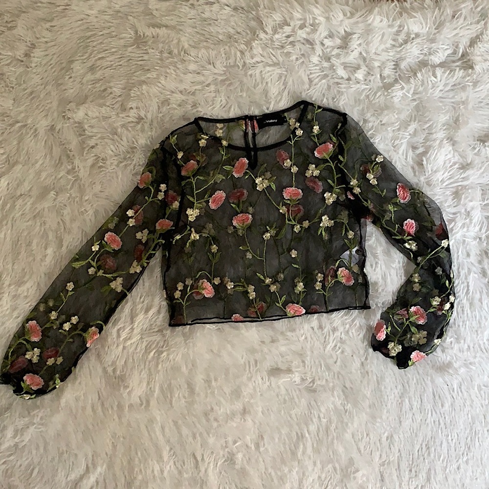 Cropped mesh floral top!